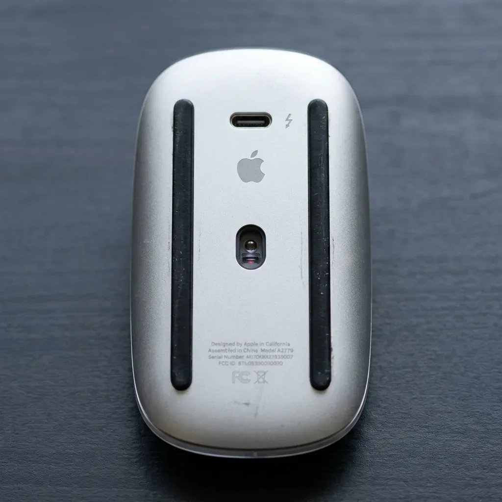 Puerto de carga USB-C en la parte inferior del Magic Mouse