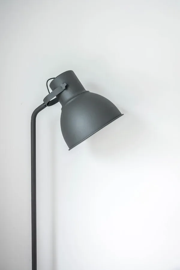 Base circular pesada y estable de la lámpara de pie Brightech Sky LED